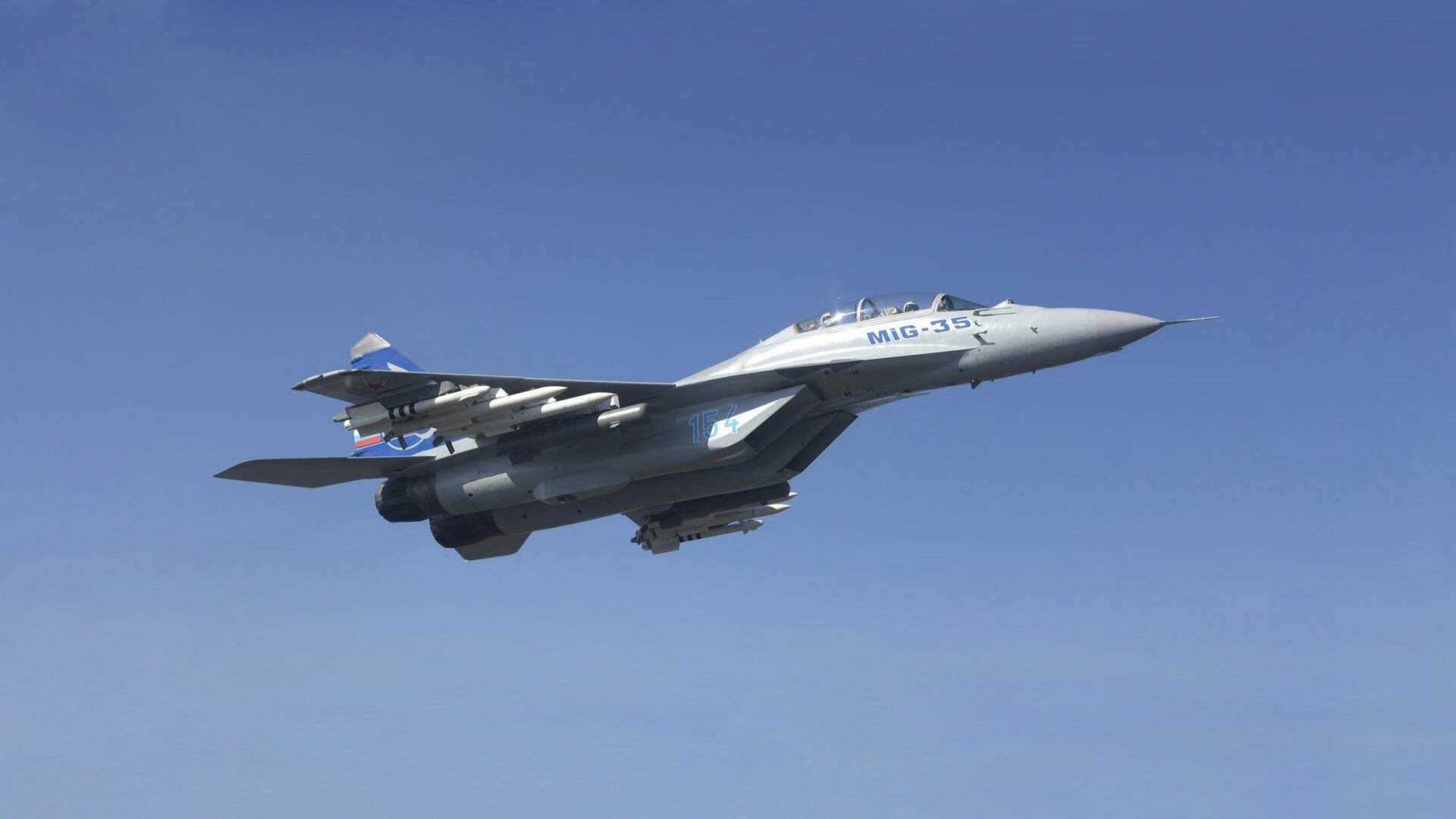 九游app官网下载-凯莉·麦基翁三冠加身，凯莉·麦吉利斯照片